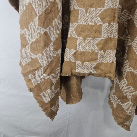 Vintage-Style Beige & White Geometric Knit Shawl Wrap - Picture 7 of 9